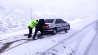 امداد رسانی پلیس میانه به خودروهای گرفتار در برف