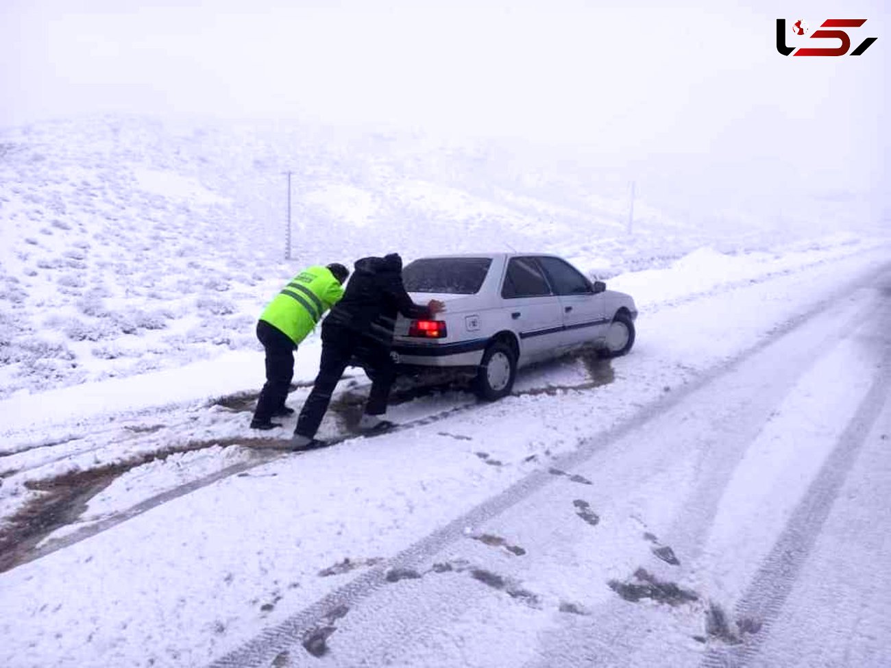 امداد رسانی پلیس میانه به خودروهای گرفتار در برف
