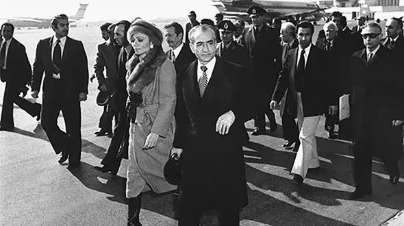 عکس های کمیاب / روزِ آخر شاه پهلوی و فرح در ایران چه شکلی بود  ؟!