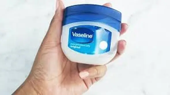 بیمه سلامت پوست با وازلین