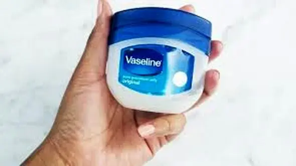 بیمه سلامت پوست با وازلین