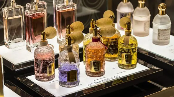 چی کار کنیم که بوی عطر روی پوست مون بیشتر بمونه؟