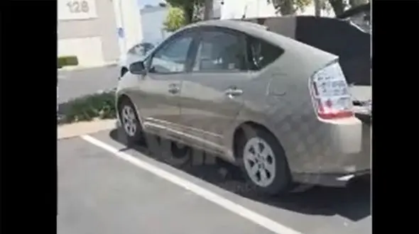 ببینید /حرکت عجیب یک راننده / تبدیل تویوتا پریوس به وانت! + فیلم عجیب