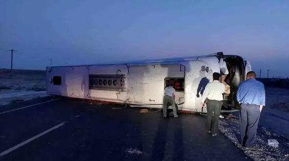واژگونی هولناک اتوبوس مسافربری در جاده شیراز / بامداد سه شنبه رخ داد