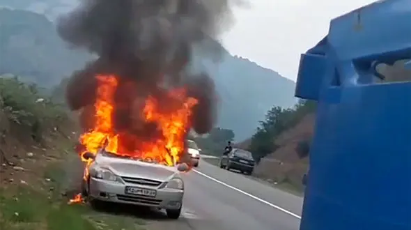 ببینید / انفجار یک خودرو پس از تصادف شاخ به شاخ با یک راننده ناشی