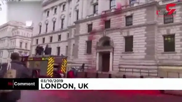 اعتراض بریتانیایی‌ها با شیلنگ رنگ قرمز! + فیلم