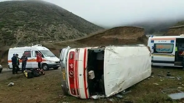  واژگونی مرگبار مینی بوس با 20 کشته و مصدوم/ اعزام هلیکوپتر به کردستان + عکس