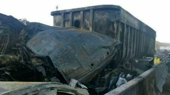 تریلی 7 خودروی سواری را درمسیرتهران - پردیس درهم کوبید و آتش گرفت + عکس 