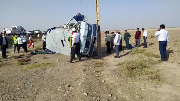 واژگونی مینی‌ بوس در نیشابور با یک کشته و 11 زخمی