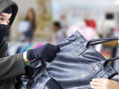 سرقت وحشیانه ناکام کیف دستی در خیابان خلوت / مقابله زن را ببینید