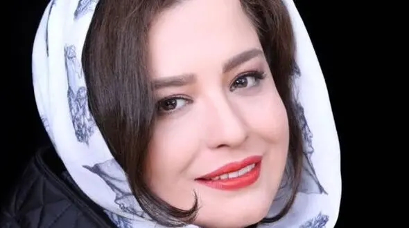 مهراوه شریفی نیا، بازیگر سریال کیمیا با پوششی متفاوت و با گوشواره هایی با طرح انگور در شبکه تلویزیونی افغانستان حضور یافت/ تعریف و تمجید خانم بازیگر از مهمان نوازی مردم در کابل