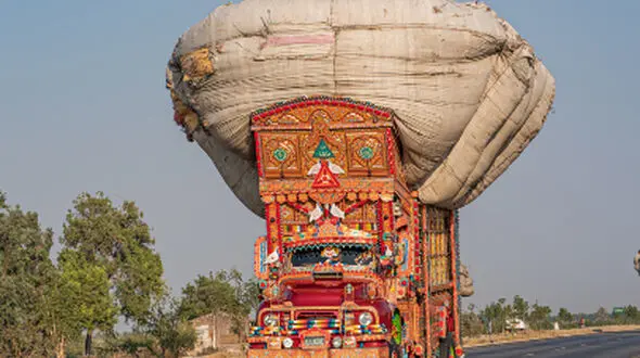 از انحراف کامیون تا واژگونی کشتی