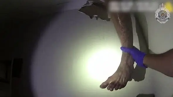 وحشت از مرد مرموز روی سقف اتاق + فیلم