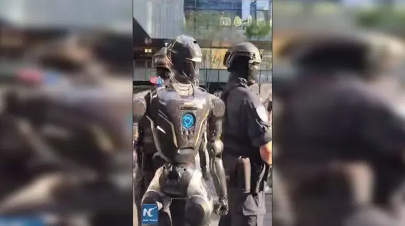 فیلم / ربات پلیس انسان‌نما به خیابان‌های چین آمد/گشت‌زنی T800 در کنار افسران مسلح