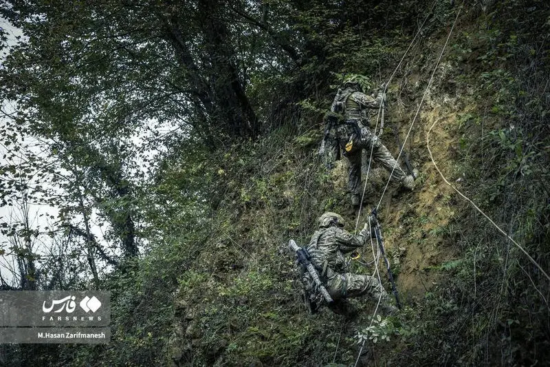 تمرین و آموزش های تخصصی رزم در جنگل توسط بسیجیان یگان ویژه فاتحین تهران بزرگ در جنگل‌های شمال کشور