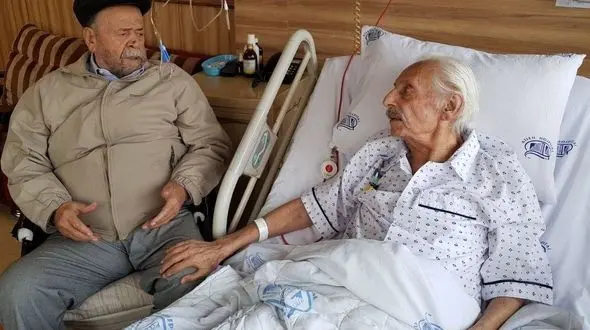 پدر سالار در بیمارستان به عیادت کمال الملک رفت +عکس 