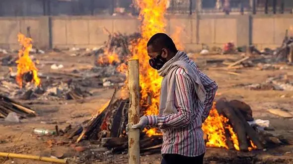 سوزاندن دسته جمعی قربانیان کرونا در پارکینگ! 