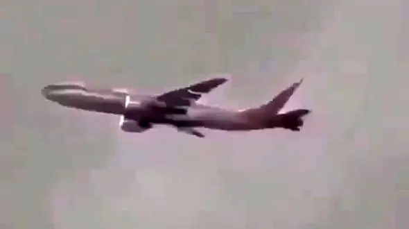 ببینید / برخورد وحشتناک صاعقه به هواپیمای مسافربری + فیلم