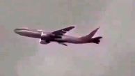 ببینید / برخورد وحشتناک صاعقه به هواپیمای مسافربری + فیلم
