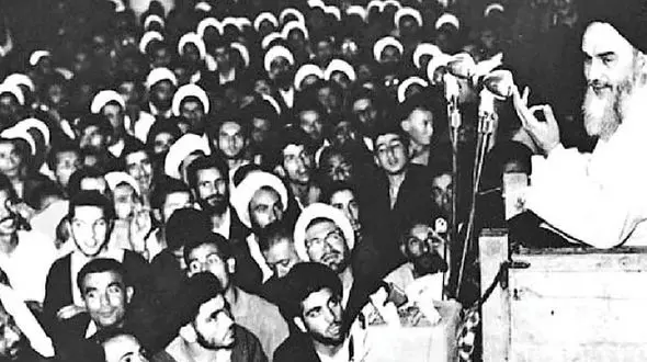 جوانان کفن پوش با دست خالی جلوی گلوله رفتند/ نگاهی به قیام خونین ۱۵ خرداد سال ۴۲