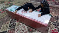 عکس دردناک وداع جانسوز دختر و همسر شهید یاسمی با پیکر پدرشان 