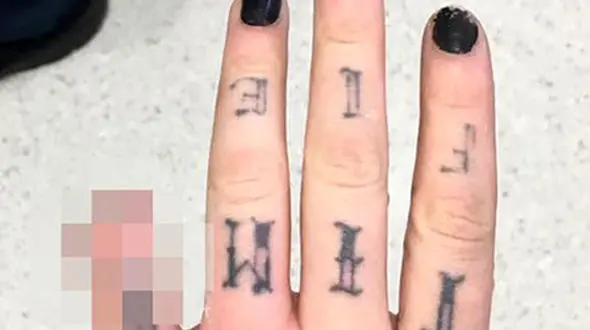 قطع انگشت دست جنون مد دختر جوان