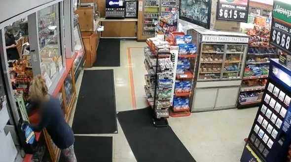 لحظه سرقت صندوق سوپر مارکت توسط یک زن + فیلم
