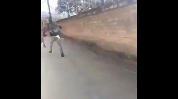 بلایی که پسربچه شیطون سر مرد همسایه آورد/این فیلم را حتما ببینید+عکس