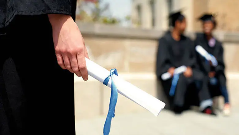 هزینه تحصیل پزشکی در خارج از کشور از ۵۰۰ میلیون به یک‌ونیم میلیارد در هر ترم رسیده است ! / خانواده ها توانایی تامین مالی برای فرزندانشان را ندارند / از دولت و مجلس کمک می خواهیم