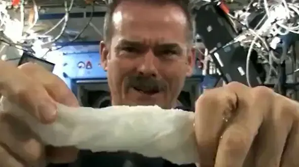 اتفاق عجیب هنگام چلاندن پارچه خیس در فضا چیست؟ / فیلم