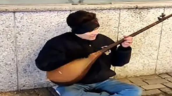 آواز باشکوه و احساسی این پسر جوان با آهنگ ترکیه ای اونوتماکی دنیا فانی به زبان فارسی!