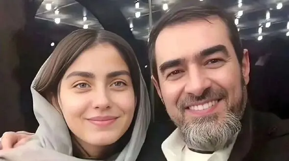 عکس /  استایل ترند زن دوم شهاب حسینی با مانتوی شنلی و کفش توری و مانتوی کتی چهارخونه و شلوار واید لاله مرزبان در یک ایونت خصوصی
