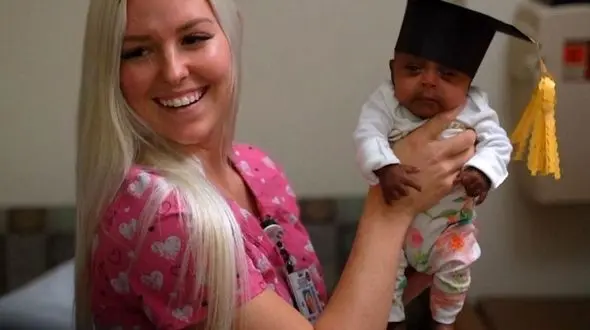 مرخص شدن نوزاد سیبی پس از چندماه از بیمارستان+عکس