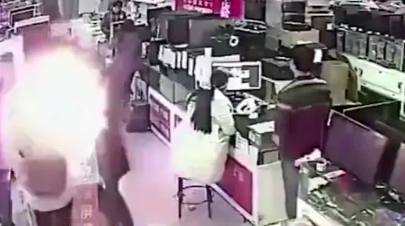 مردی برای تست اصالت، باتری آیفون را گاز زد و..! / نتیجه را ببینید