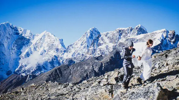 برگزاری مراسم ازدواج عروس و داماد جوان بر فراز قله اورست !+ تصاویر