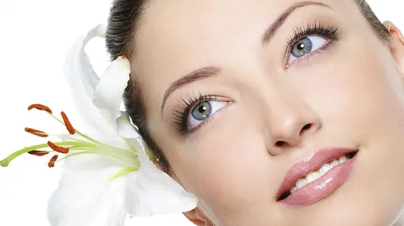 چگونه با گلاب و چوب صندل پوست خود را جوان و زیبا نگه داریم؟