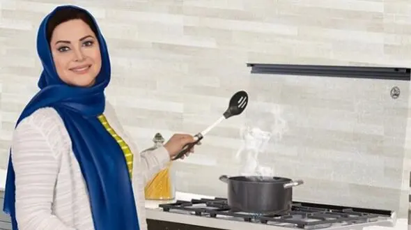 فیلم/ لوستر، پرده و دیوارکوب‌های آینه طوسی رنگ،  انتخاب کمند امیرسلیمانی؛ تازه عمه سینما برای قسمت پذیرایی منزلش/ترکیب سبز و طوسی برای مبلمان ایده محشریه