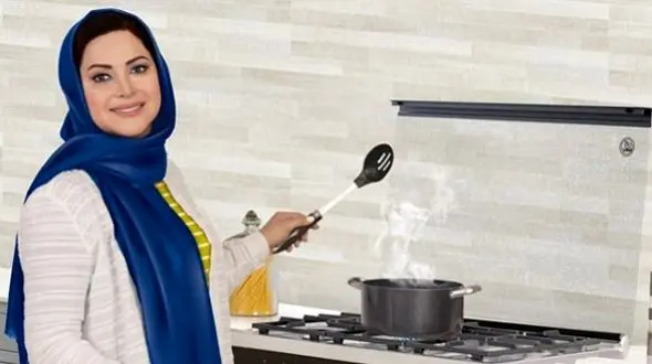 فیلم/ لوستر، پرده و دیوارکوب‌های آینه طوسی رنگ،  انتخاب کمند امیرسلیمانی؛ تازه عمه سینما برای قسمت پذیرایی منزلش/ترکیب سبز و طوسی برای مبلمان ایده محشریه