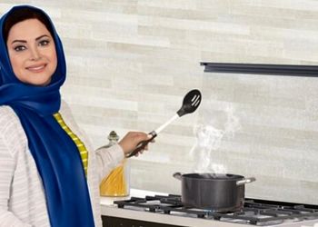 فیلم/ لوستر، پرده و دیوارکوب‌های آینه طوسی رنگ،  انتخاب کمند امیرسلیمانی؛ تازه عمه سینما برای قسمت پذیرایی منزلش/ترکیب سبز و طوسی برای مبلمان ایده محشریه