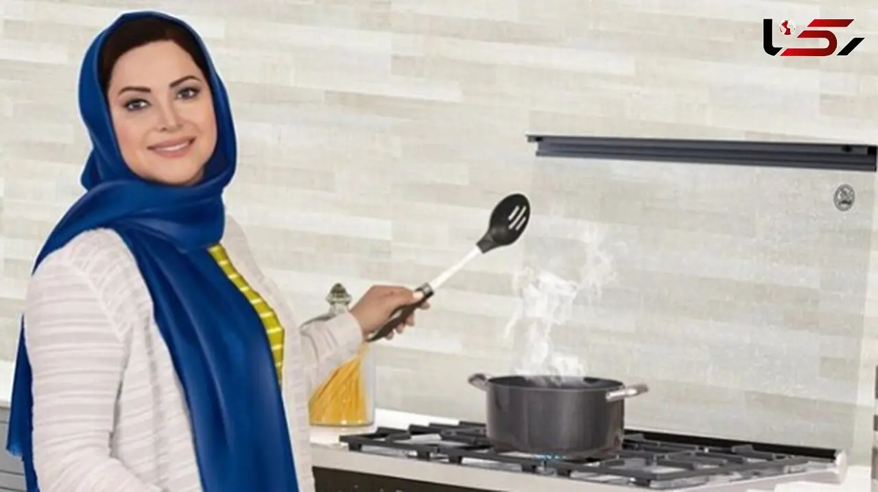 فیلم/ لوستر، پرده و دیوارکوب‌های آینه طوسی رنگ،  انتخاب کمند امیرسلیمانی؛ تازه عمه سینما برای قسمت پذیرایی منزلش/ترکیب سبز و طوسی برای مبلمان ایده محشریه