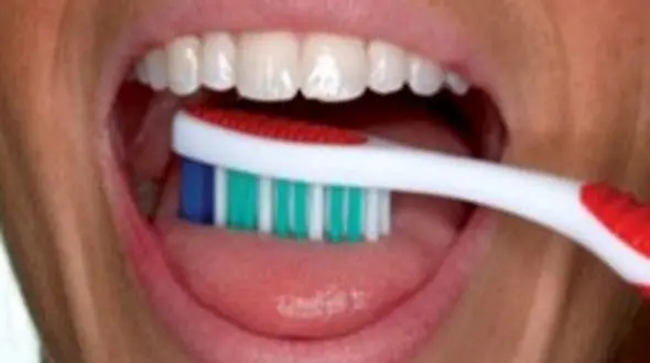 مسواک زدن زبان را فراموش نکنید
