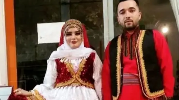 آواز محلی؛ رقص کرمانجی عروس داماد تو مجلس باشکوه که مهمونا هم دورتادور وایسادن به رقص