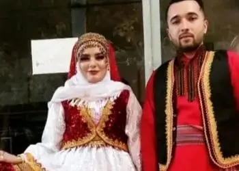 آواز محلی؛ رقص کرمانجی عروس داماد تو مجلس باشکوه که مهمونا هم دورتادور وایسادن به رقص