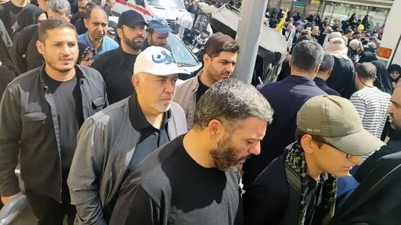  محمدجواد ظریف وزیر اسبق خارجه در تشییع پیکر شهدای اقتدار