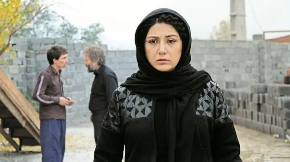 باران کوثری در نمایی از فیلم جدیدش « شنل » در آمل +عکس