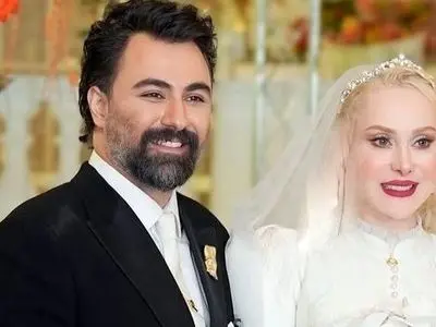 فیلم / خواهرشوهر لاکچری و سر زبون دار  آرام جعفری تازه عروس سینمای ایران / دخالت خواهر داماد در تعیین مقصد ماه عسل خانم بازیگر ... / آرام مثل اسمش فقط آرام ماند ...