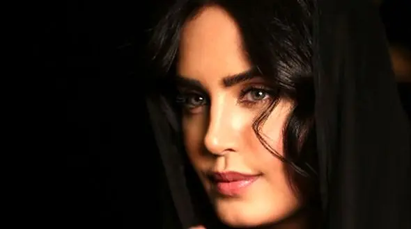 عکس / نگاهی چیدمان لوکس و دلباز خانه الناز شاکردوست / خانه دوبلکس با فرش های اصیل ایرانی از لوسترهای تالاری تا مبلمان مخمل خوشرنگ ..