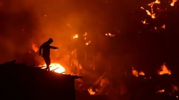 آتش سوزی کارخانه فولاد شمس در میبد / دیگ ذوب سرریز شد