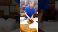 فیلم/ سرعت و مهارت این زن فروشنده کره ای در برش زدن کیک مالا 