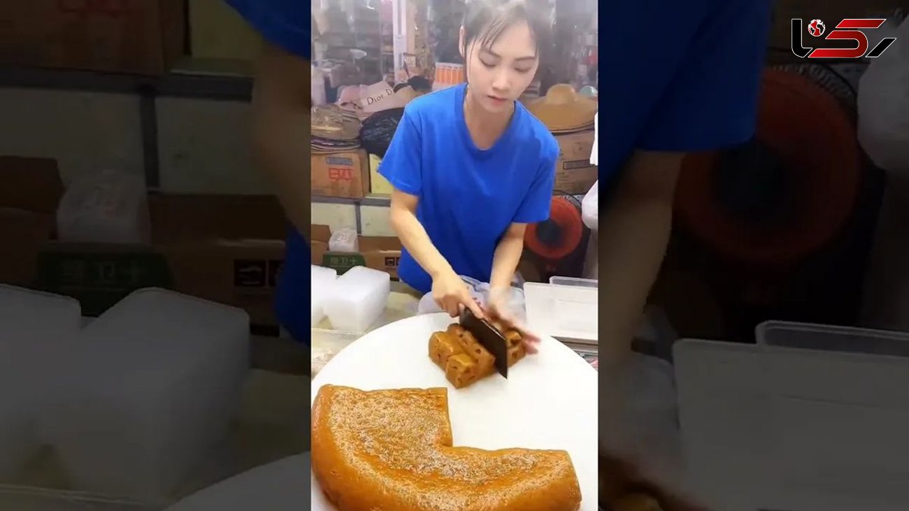 فیلم/ سرعت و مهارت این زن فروشنده کره ای در برش زدن کیک مالا 